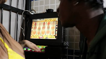 Preview 2 of Savuth X Video - Putona viciada em maquininha perde todo seu dinheiro e acaba dando o cu pro neg&atilde_o
