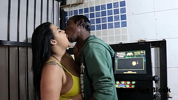 Preview 3 of Savuth X Video - Putona viciada em maquininha perde todo seu dinheiro e acaba dando o cu pro neg&atilde_o