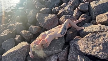Preview 1 of Tamil Sex Vibeos - Hot exhibitionist plays plays with her clit on a public beach
