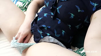 Preview 3 of Sexo Total5 - Sarah Shows Us How She Masturbates