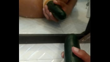 Preview 3 of Pakistani Phuddii - Jugando con un pepino grande yo solo