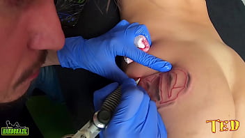 Preview 2 of Brother Fucked Sister Hidden - Nem na hora de fazer uma tatuagem ela esquece uma rola - Mirella Montana - Alex Lima - Paola Gurgel - Alemao Tatuador