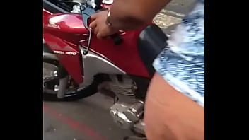 Preview 4 of Kerala S A X - Moto na Avenida