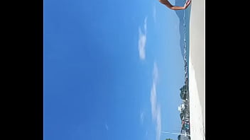 Preview 1 of Big Big Woman Video - Garotas na praia