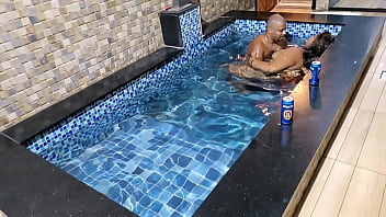 Preview 2 of Dava Fokc - Meia irm&atilde_ &eacute_ fudida dentro da piscina pelo seu meio irm&atilde_o