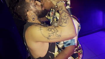 Preview 1 of Indian Bosty Xxx Video - Fodendo meu amigo na boate - Assista completo (RED)