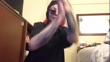 Preview 4 of Big Boop Xxx Video - Twitch se le sale una teta en un streaming en vivo