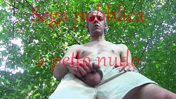Preview 1 of Lisa Sparex - Vengo scoperto da sconosciuti mentre sego il cazzo,  a torso nudo,  nel parco pubblico!