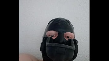 Preview 3 of Musclar Hunk - Homo slaaf drinkt pis uit urinaal gag