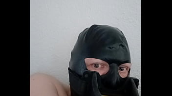 Preview 1 of Musclar Hunk - Homo slaaf drinkt pis uit urinaal gag
