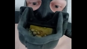 Preview 4 of Musclar Hunk - Homo slaaf drinkt pis uit urinaal gag