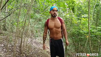Preview 1 of Massage Www Xxx Com Faking Video - Subi a trilha e no caminho encontro um cafu&ccedil_u na punheta n&atilde_o resistir e gozamos juntos