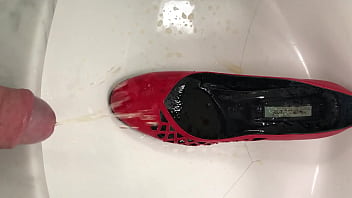 Preview 3 of Week Girl Rape - Pissing shoes in bath