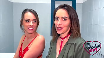 Preview 1 of Xxx Student Porn Video - Joy et Anita s&#039_embrasent dans un trio FFH torride