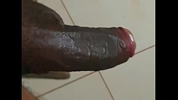 Preview 4 of Ebony Cleaning Pee - Marckinhos gostoso