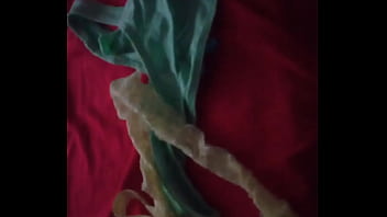 Preview 1 of Hi Hinde - Me masturbo con la tanga usada de mi esposa y no se da cuenta