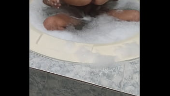 Preview 4 of Porn Posi - Dando na banheira e o corno filmando