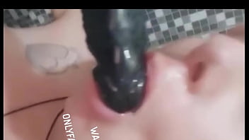 Preview 4 of Bollywood Hiroen Sex Xxx Viedieo - Gostosa Safada Chupando o Brinquedo no banho - Pau de Neg&atilde_o