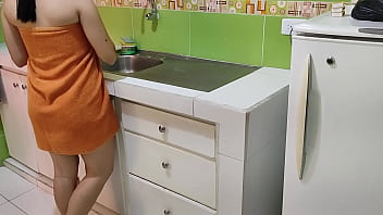 Preview 1 of Indean Diets Xxx - Follamos cuando estamos solos en la cocina: despues que me vio en toalla no resistio a ver mi polla grande y jugosa