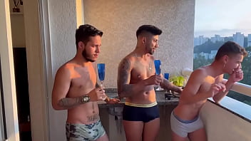 Preview 1 of Margo Sullivan Cim Inmouth - Meus amigos de trabalho passaram l&aacute_ em casa e deu nesse troca troca gostoso. Sexo Grupal com Mateus Souza e Paixxxao
