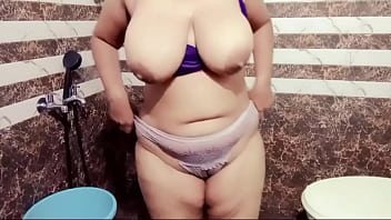 Preview 3 of Open Clothes Slow Motion - desi indian bhabhi ne nahate huye sab dikhaya