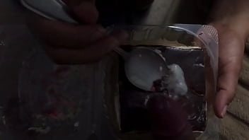 Preview 3 of Iran Reap Xxx - Putita comiendo Pastel de cuatro leches LATINA WHORE EATING CUM WITH CAKE