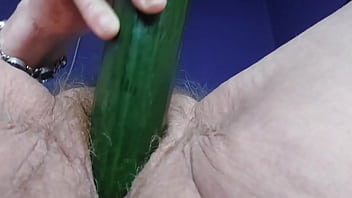 Preview 2 of Xxx Sunny Leyen - Oma neukt harige kut en kont met komkommer