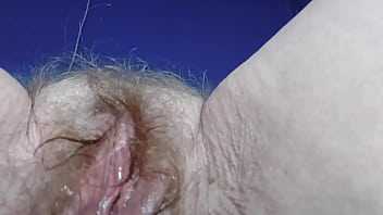 Preview 1 of Xxx Sunny Leyen - Oma neukt harige kut en kont met komkommer