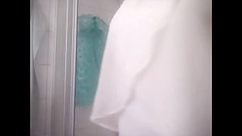 Preview 1 of Gay Sucking Enormous Cock - Meine Ehefrau unter der Dusche