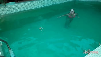 Preview 1 of Amanda Cerny Sex Video - Corno desconfiado instala c&acirc_meras de seguran&ccedil_a e flagra esposa fodendo com o jardineiro na piscina