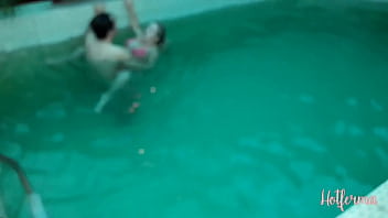 Preview 4 of Amanda Cerny Sex Video - Corno desconfiado instala c&acirc_meras de seguran&ccedil_a e flagra esposa fodendo com o jardineiro na piscina