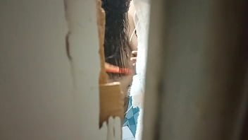 Preview 3 of Not Fill Me - mi esposa en el ba&ntilde_o de la casa  Solo por eso voy para poder ver a mi culona y cachonda