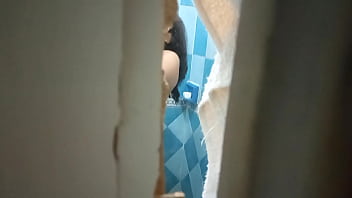 Preview 1 of Not Fill Me - mi esposa en el ba&ntilde_o de la casa  Solo por eso voy para poder ver a mi culona y cachonda