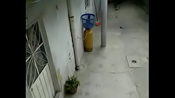 Preview 1 of Tube Reens - En el patio de la casa donde viv&iacute_a