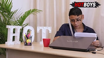 Preview 1 of Guytwo Girls - Dando o chefe pra passar na entrevista de emprego