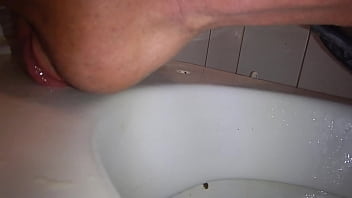 Preview 4 of Ava Mom Anal - pisse l&eacute_cher toilette public