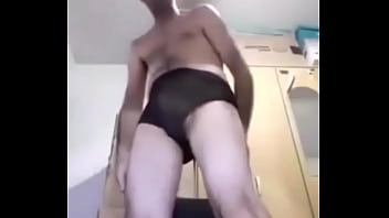 Preview 1 of See Xxxvideo - Pau Grande de 25 cm Empinado jorrando leite Pau enorme na cueca preta e bermuda azul