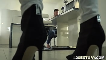 Preview 1 of Telanaga Xvideos - Kaisa Nord handles well Kristof Cale&#039_s foot fetish