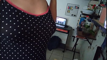 Preview 4 of 1 Girl 3 Boys Xxxy - Milf madurita haciendo limpieza en su cuarto 2