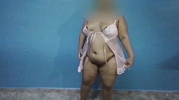 Preview 2 of Dasi Holi - La mam&aacute_ de mi esposa se puso a bailar en ropa interior y la grabe,  cuando se di&oacute_ cuenta se puso a posar,  incluso se masturb&oacute_ mi suegra para mi.