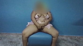 Preview 3 of Dasi Holi - La mam&aacute_ de mi esposa se puso a bailar en ropa interior y la grabe,  cuando se di&oacute_ cuenta se puso a posar,  incluso se masturb&oacute_ mi suegra para mi.