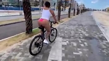 Preview 1 of Anai Lissa - Bota a saia e vem pra rua na sua bicicletinha que eu quero ver a cor da sua calcinha