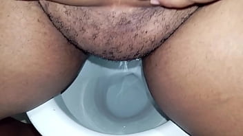 Preview 2 of Pump Cum In Pussy - Crente safada fazendo xixi no banheiro da igreja