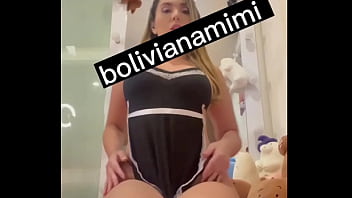 Preview 2 of Biggest Hip Pron - Olha como essa empregadinha faz um striptease gostoso e brinca com um consolo grosso... que  Video completo no Mimiboliviana.com