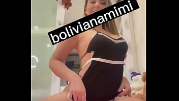 Preview 3 of Biggest Hip Pron - Olha como essa empregadinha faz um striptease gostoso e brinca com um consolo grosso... que  Video completo no Mimiboliviana.com