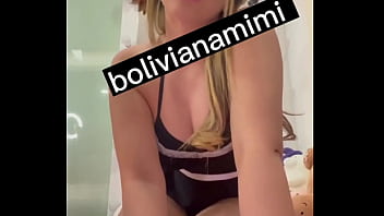 Preview 1 of Biggest Hip Pron - Olha como essa empregadinha faz um striptease gostoso e brinca com um consolo grosso... que  Video completo no Mimiboliviana.com