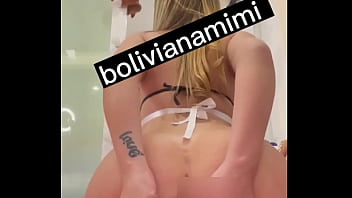 Preview 4 of Biggest Hip Pron - Olha como essa empregadinha faz um striptease gostoso e brinca com um consolo grosso... que  Video completo no Mimiboliviana.com