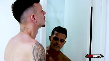 Preview 4 of Pickup Czeck - O Ver&atilde_o segue firme no Site Mais Quente da Net e nada melhor que aproveitar uma praia com seu primo que veio do interior ...