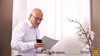 Preview 1 of Amara Small - DADDY4K. Le mec ne conna&icirc_t pas toutes les astuces sexuelles alors sa petite amie essaie son beau-p&egrave_re