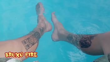 Preview 1 of Tolxnmkgi - Gozei na piscina,  enquanto a ninfeta toma Sol!! Completo No Xvideos Red